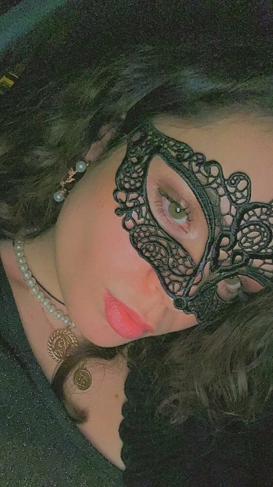Très jolie femme avec masque vénitien